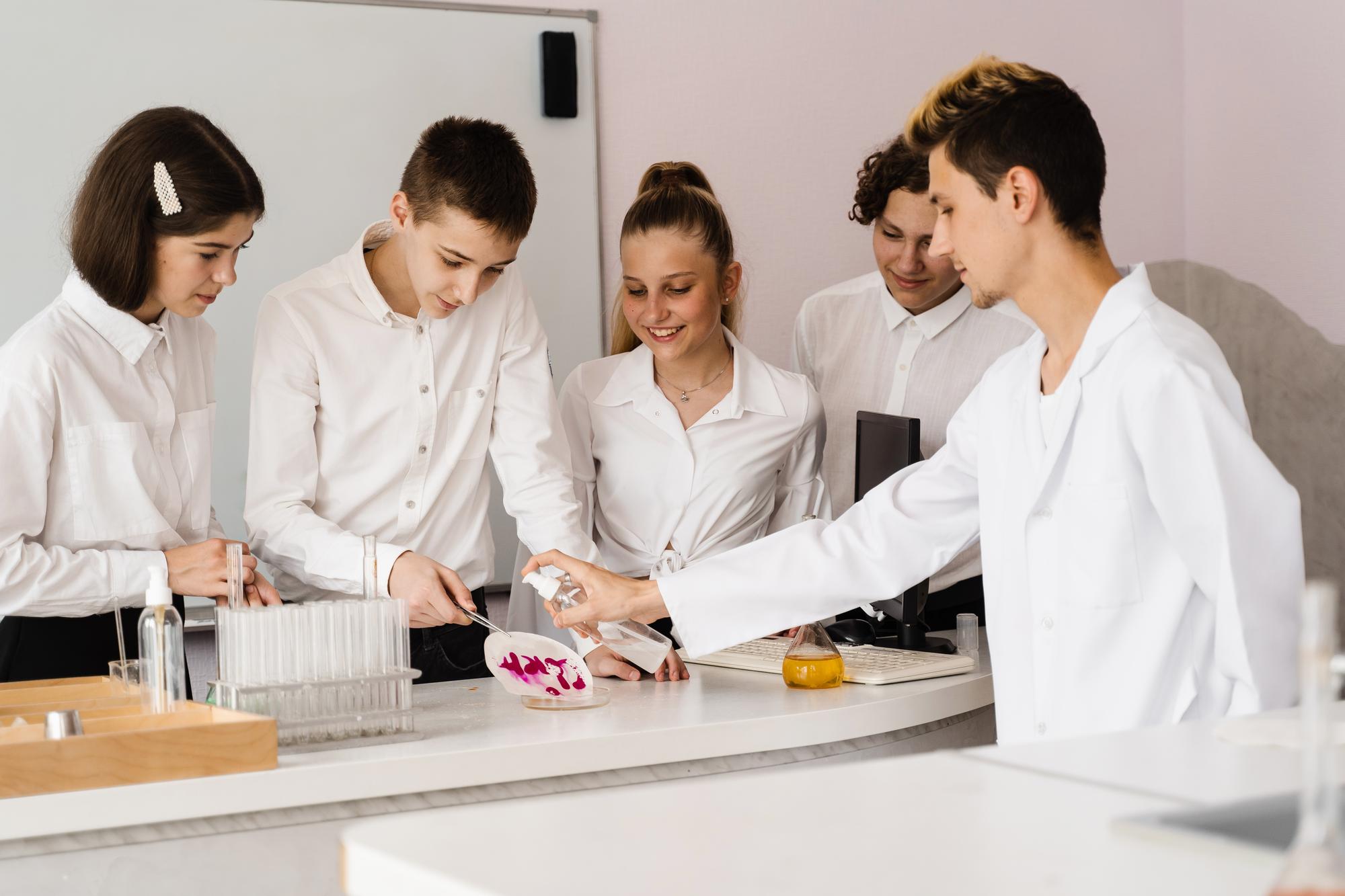 wnętrze pracowni kulinarnej z próbkami