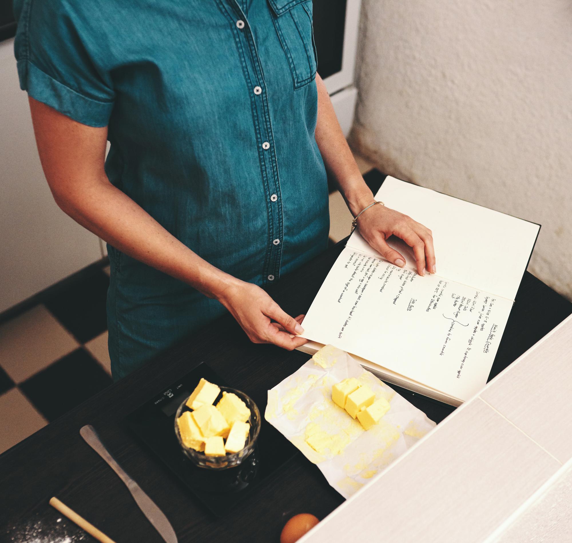 stół z próbkami menu i notatnikiem